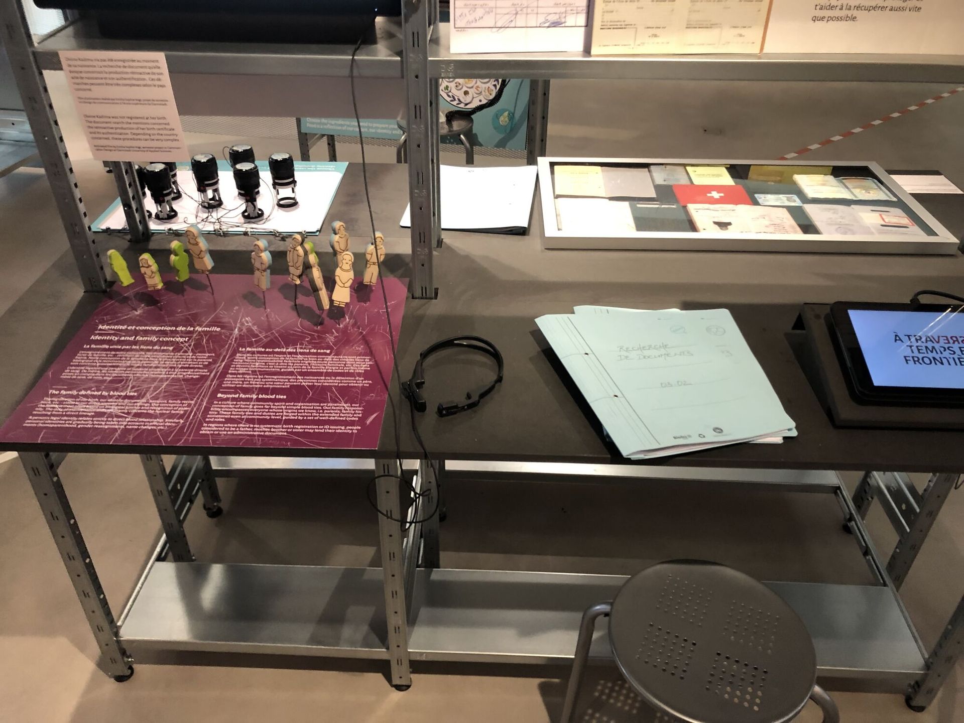 Vitrine du pavillon « Préserver l’identité » : tampons, figurines et documents