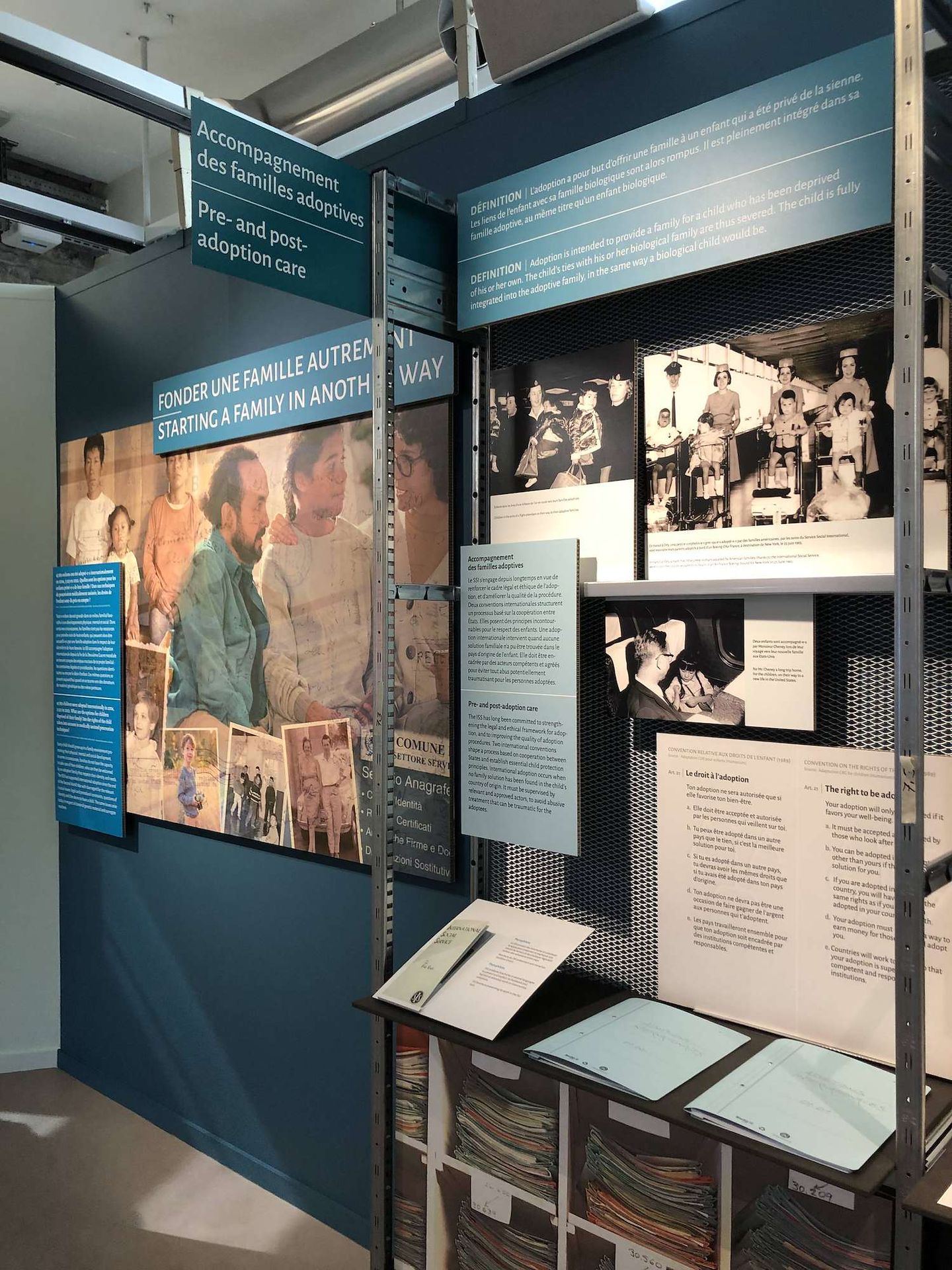 Vue du premier pavillon de l’exposition, avec photographies et documents d’archives