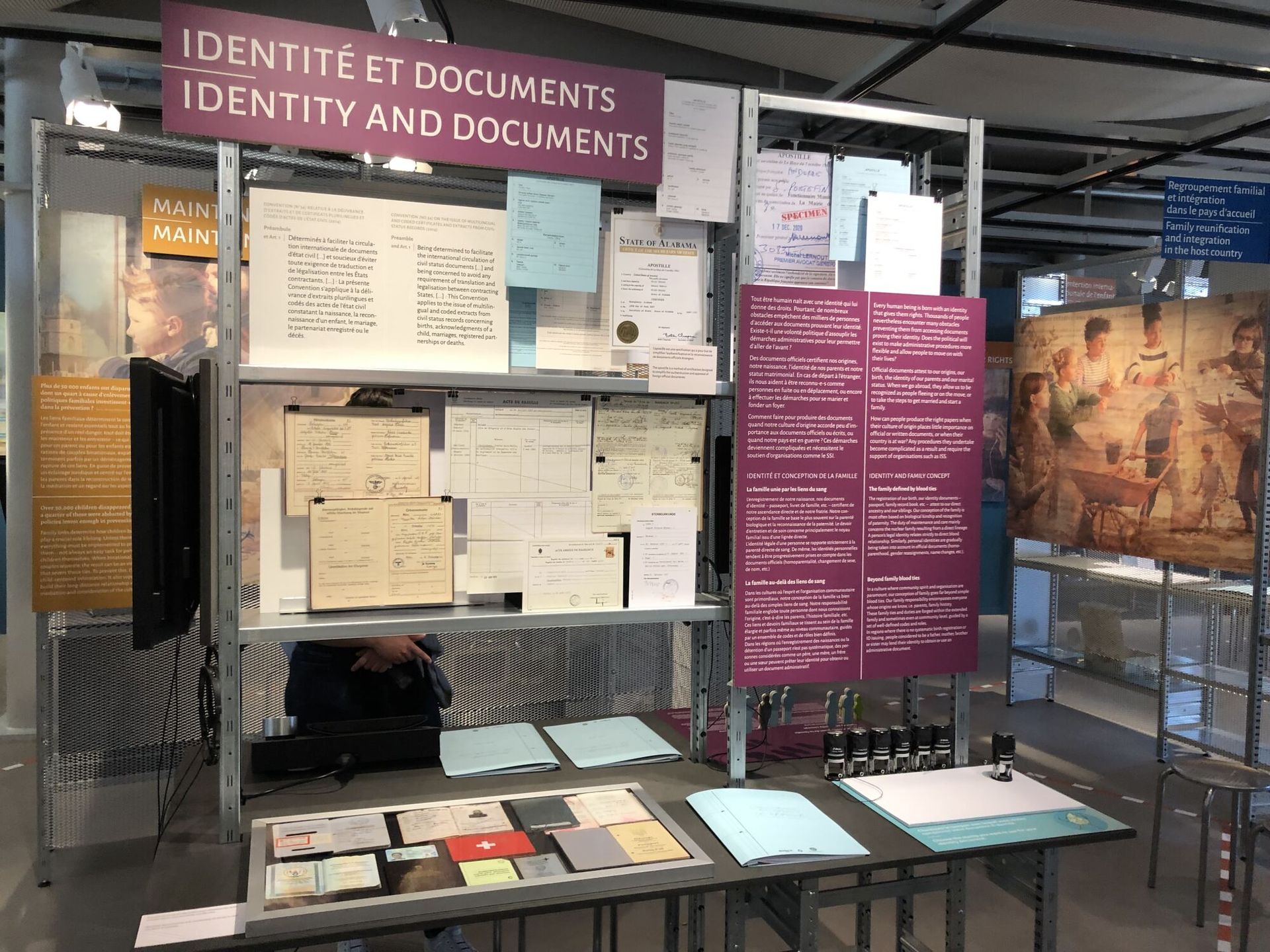 Station « Identité et documents » de l’exposition