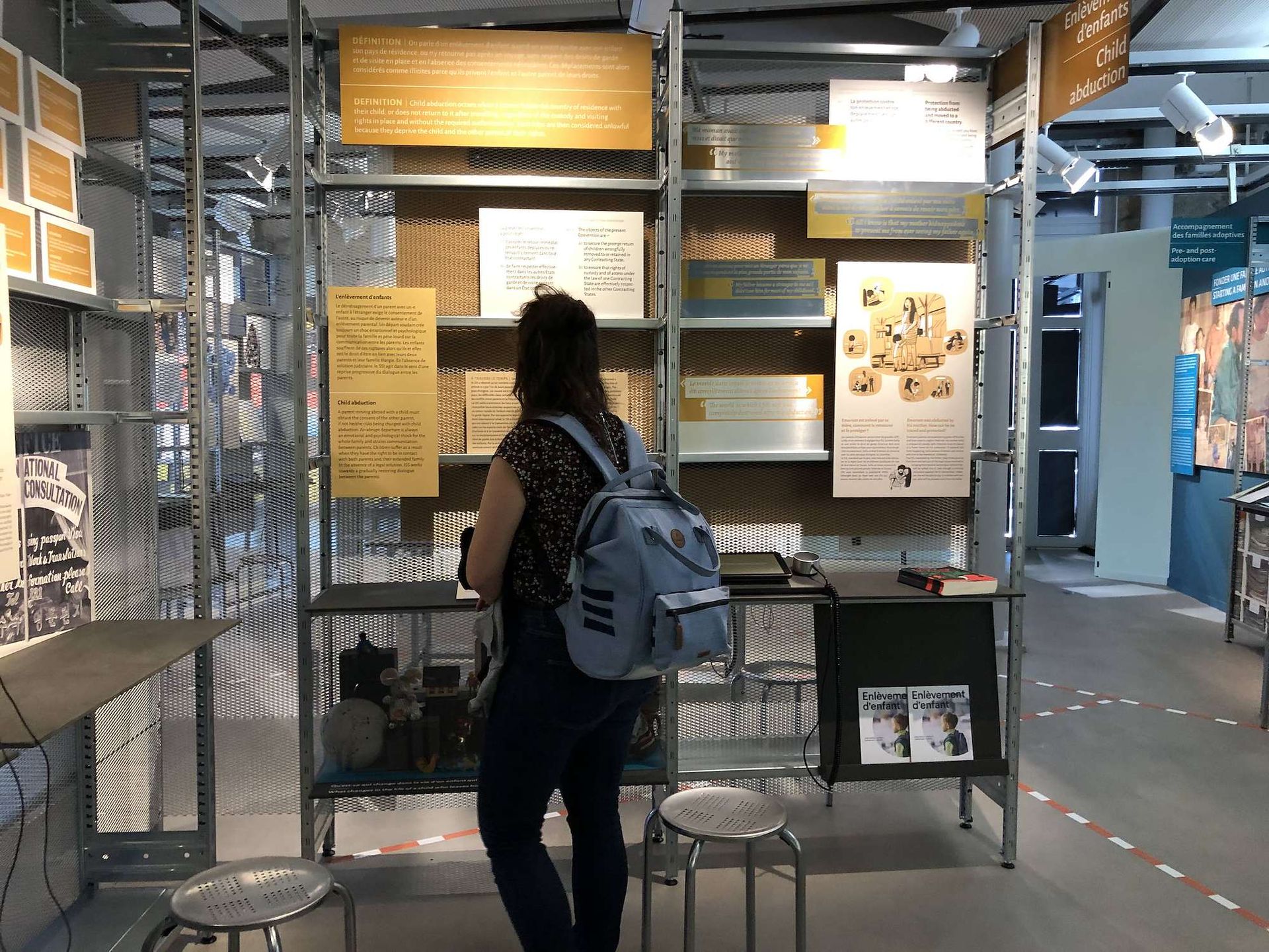 Une visiteuse devant le pavillon « Soutenir les personnes migrantes »