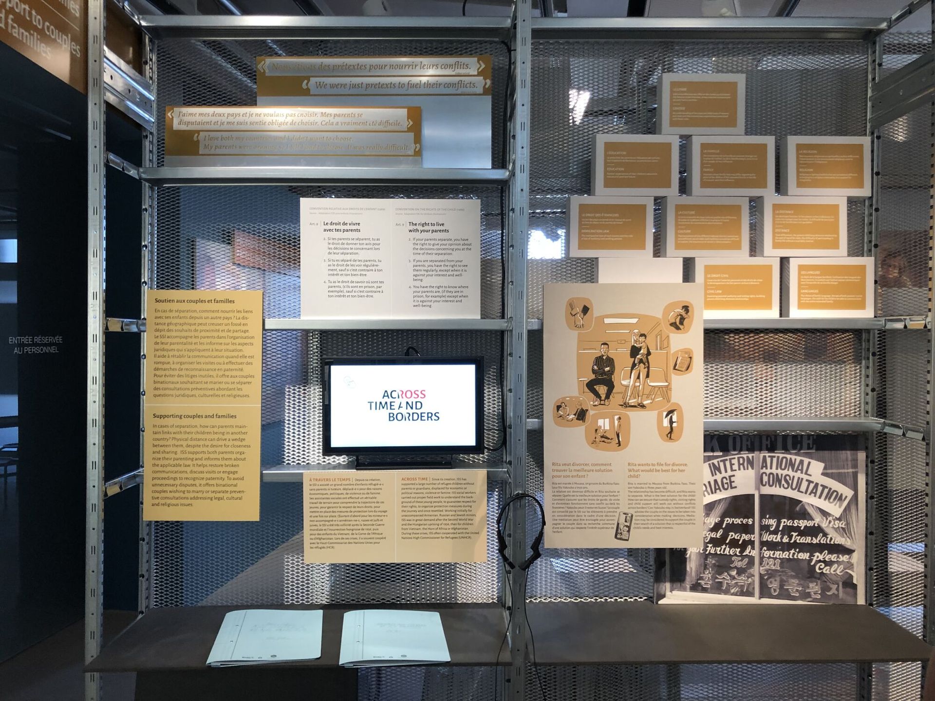 Étagères d’exposition du deuxième pavillon avec écran et archives